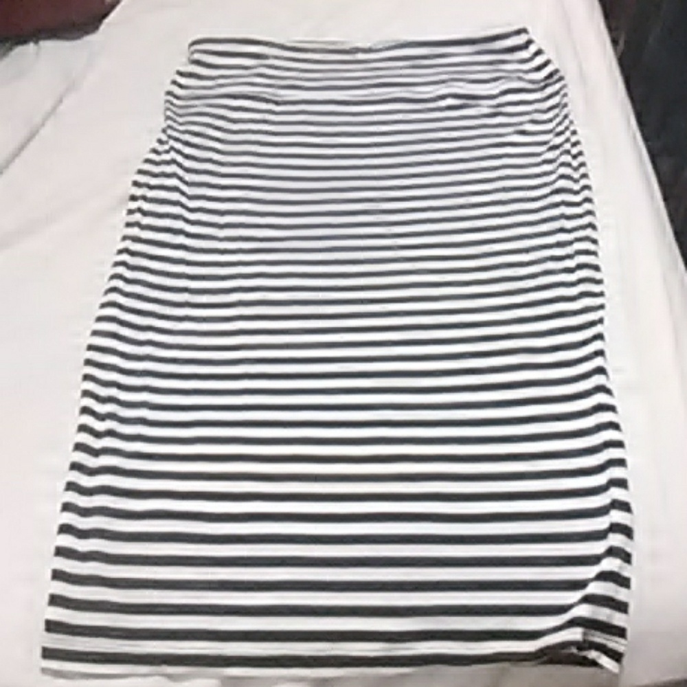 Cute! Cynthia Rowley skirt. Size s but fits M.